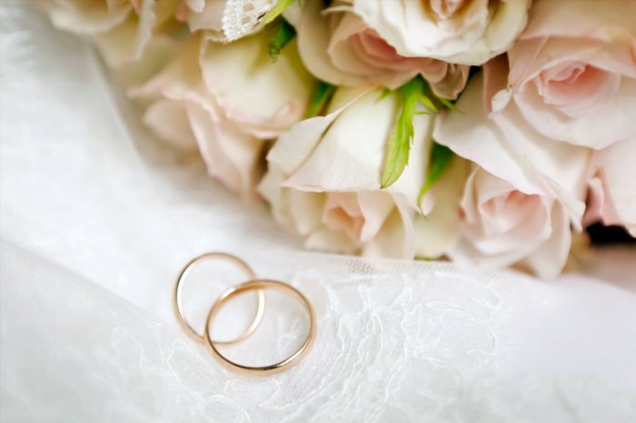 Обручальные кольца и букет невесты