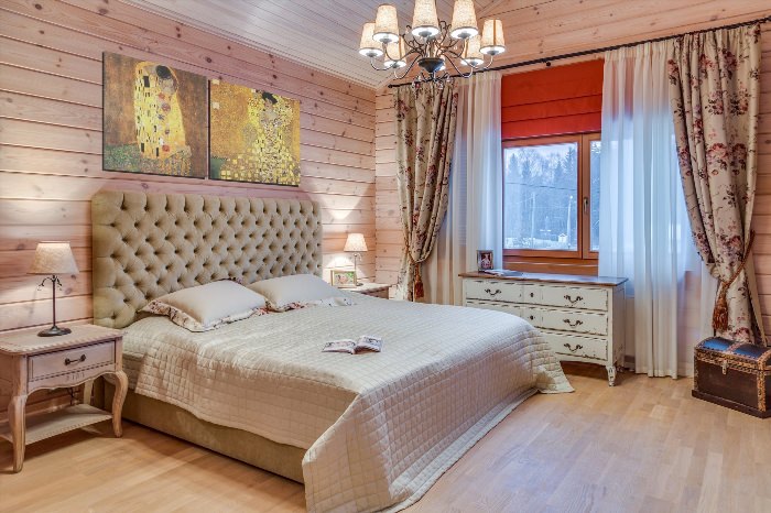 Спальня в деревянном доме из бруса