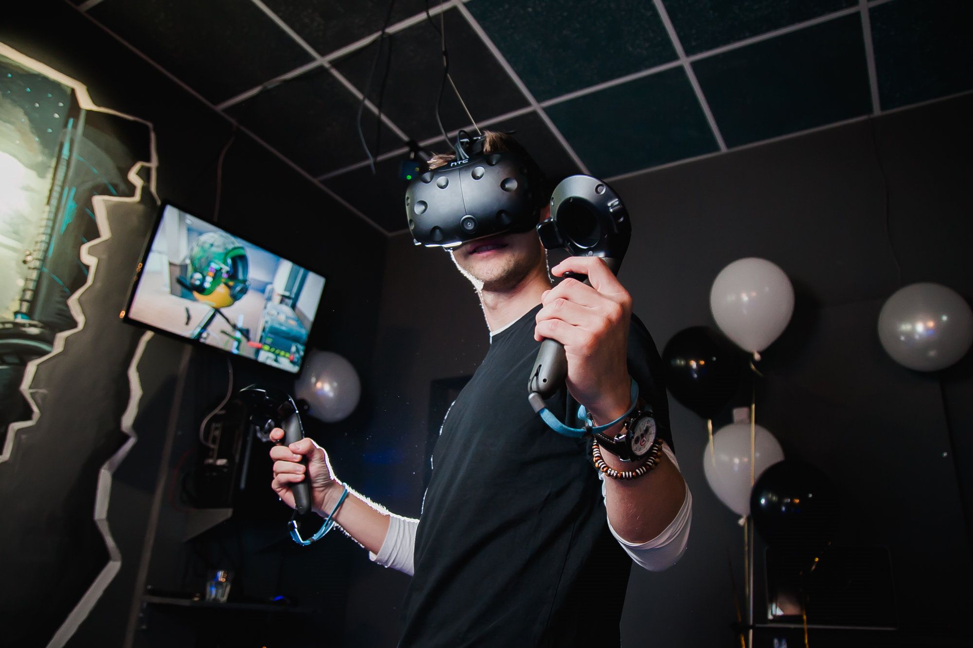 Виртуальные развлечения. Genesis VR Астрахань. Аттракцион виртуальной реальности. Комната виртуальной реальности. Виртуальная реальность в развлечениях.