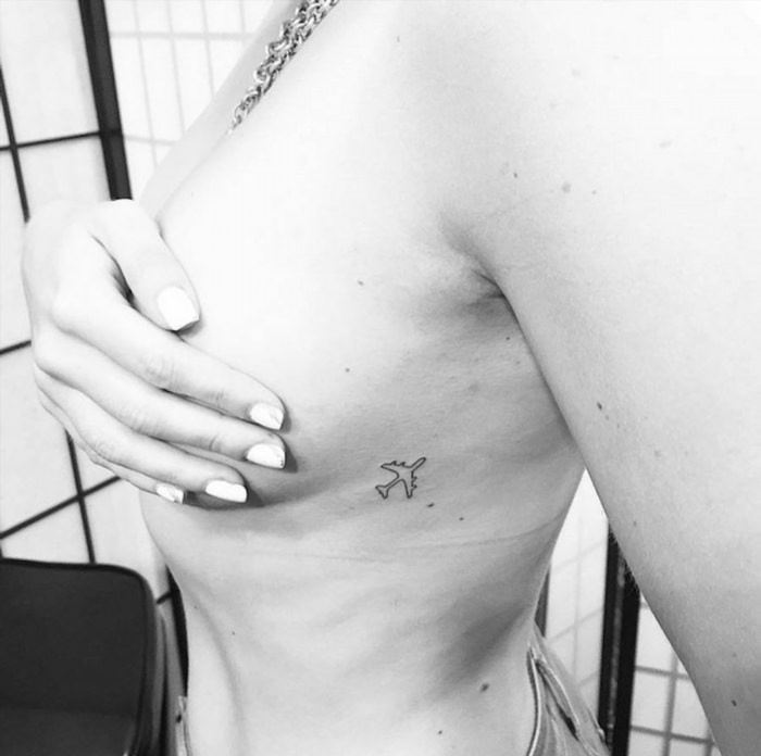 Маленькие татуировки под грудиной для девушек