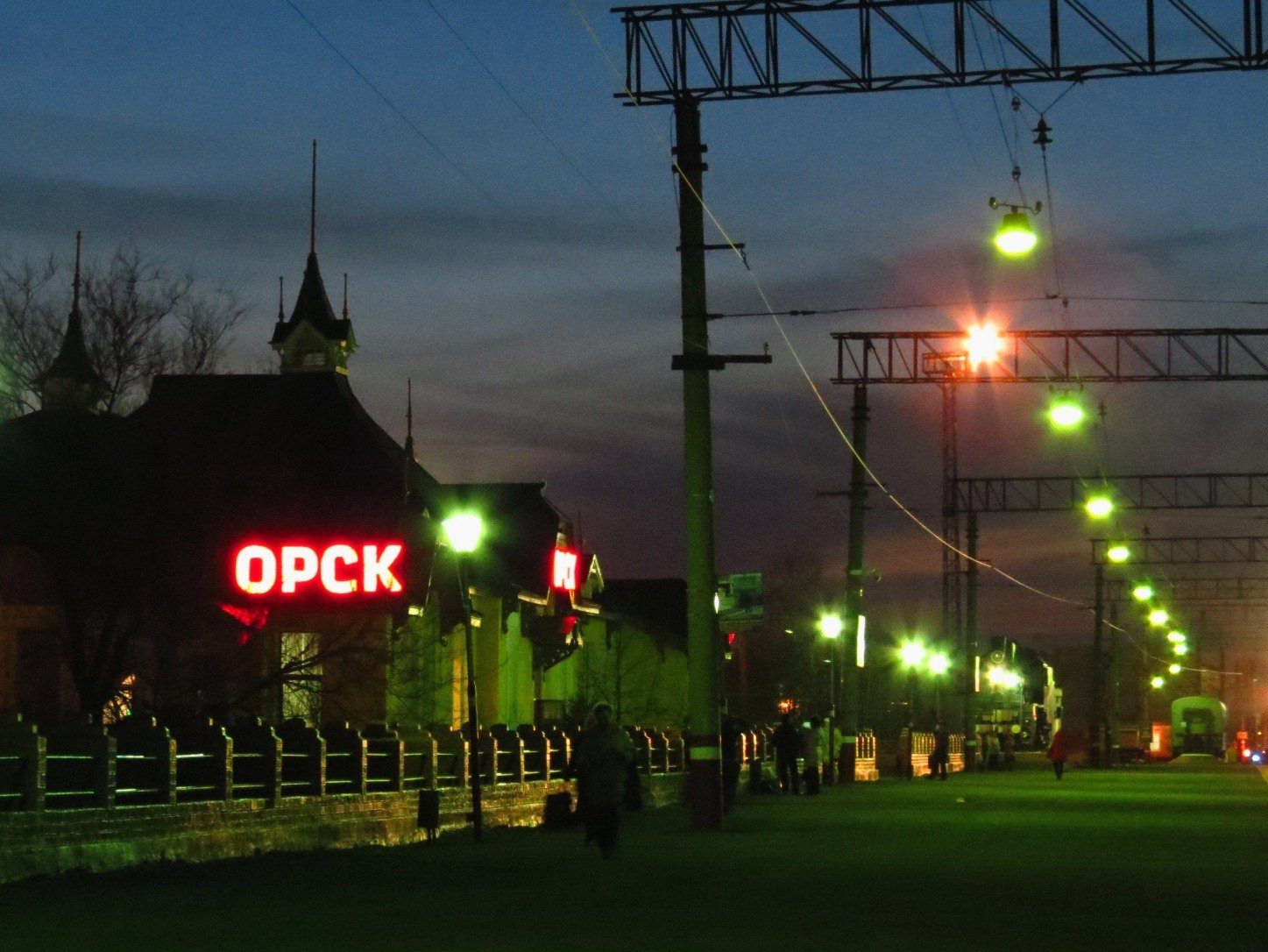 Вокзал города Орска. Город Орск Оренбургская область. ЖД станция Орск. Орск ЖД вокзал ночью зимой.