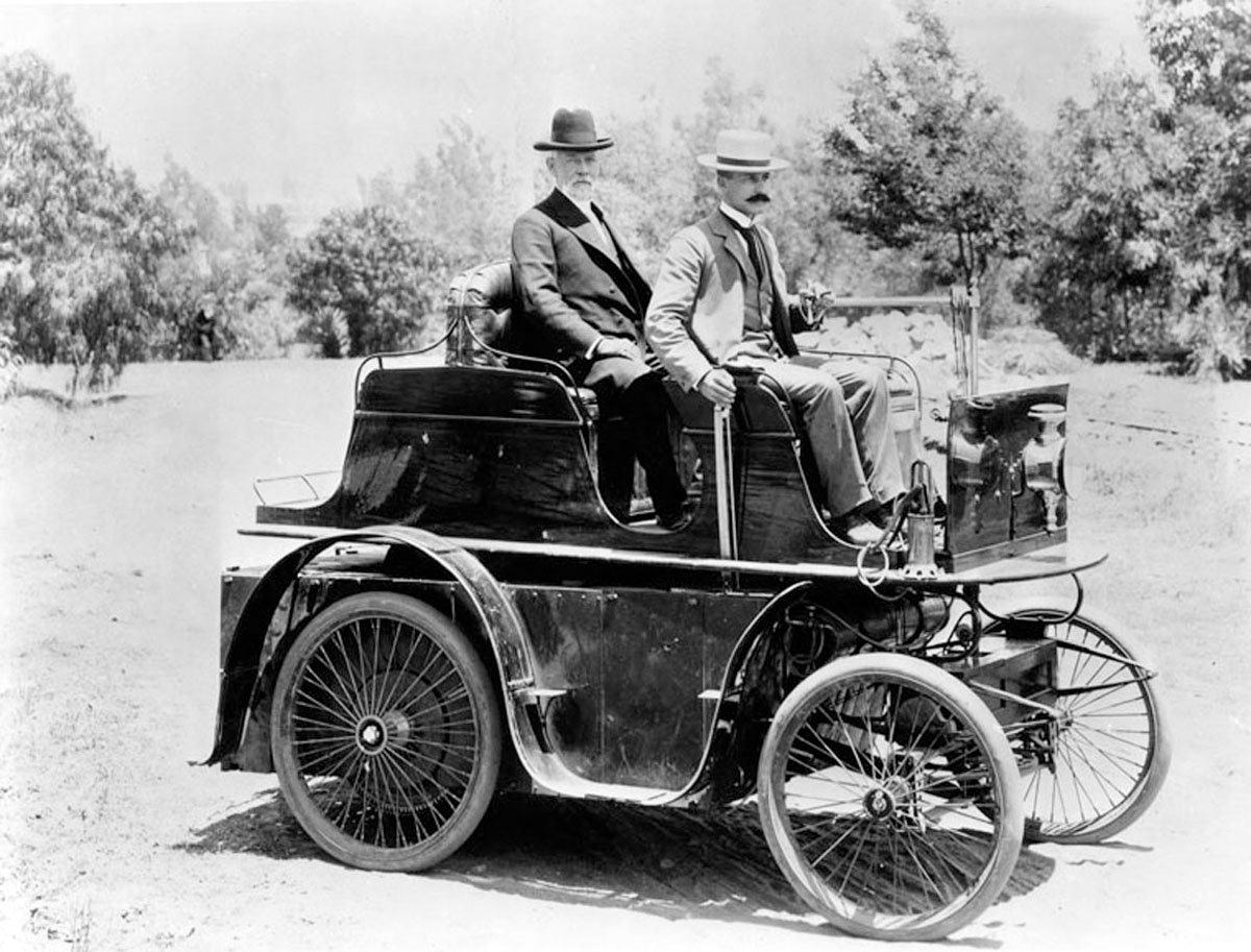 Первый автомобиль с двигателем внутреннего