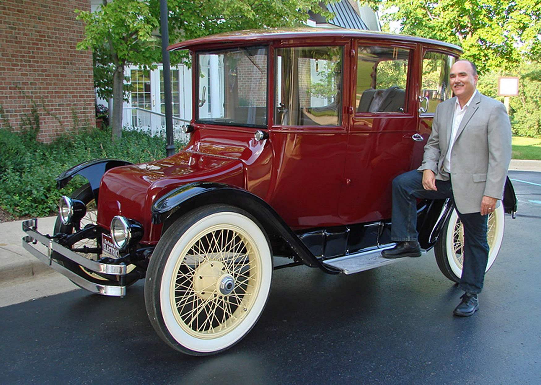 Первые машины на автомате. Электромобили 20 века. Электромобиль «Detroit Electric» 1915 года. Электроавтомобиль начала 20 века-.