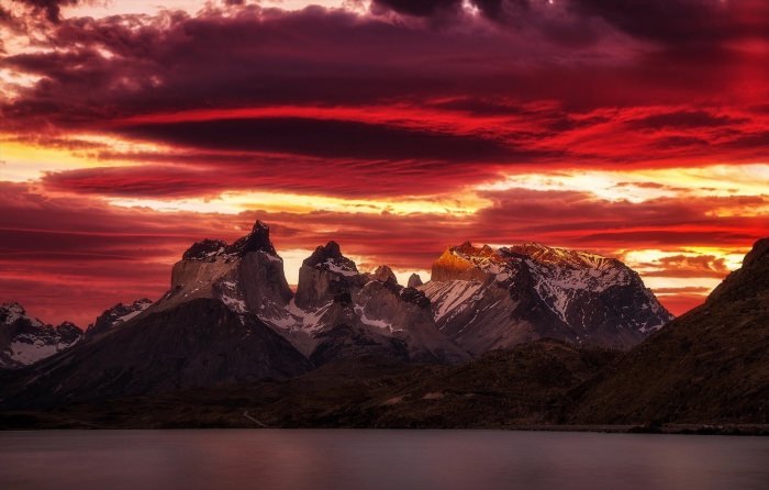 Красный закат в горах