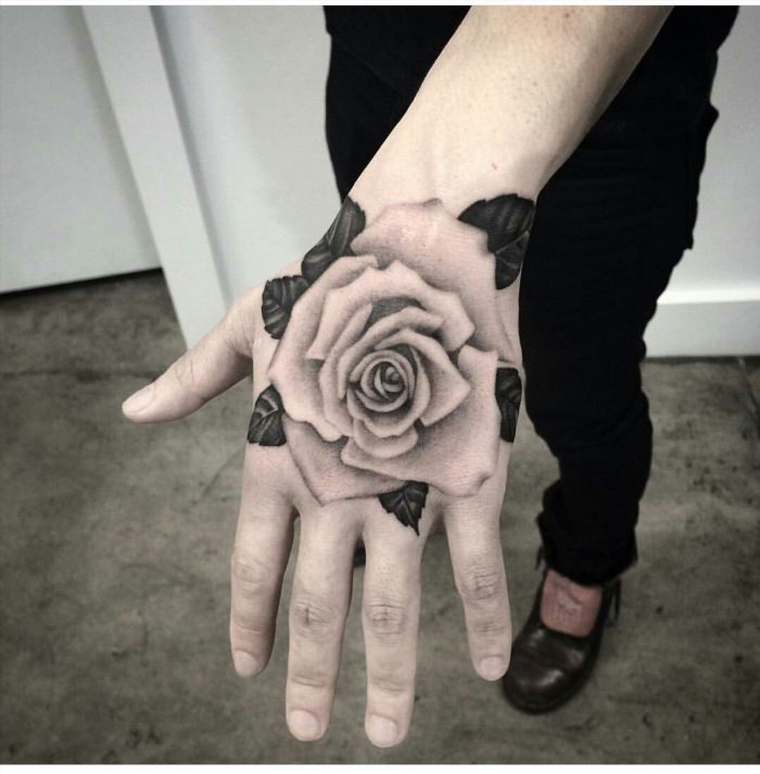 Тату черная роза на руке