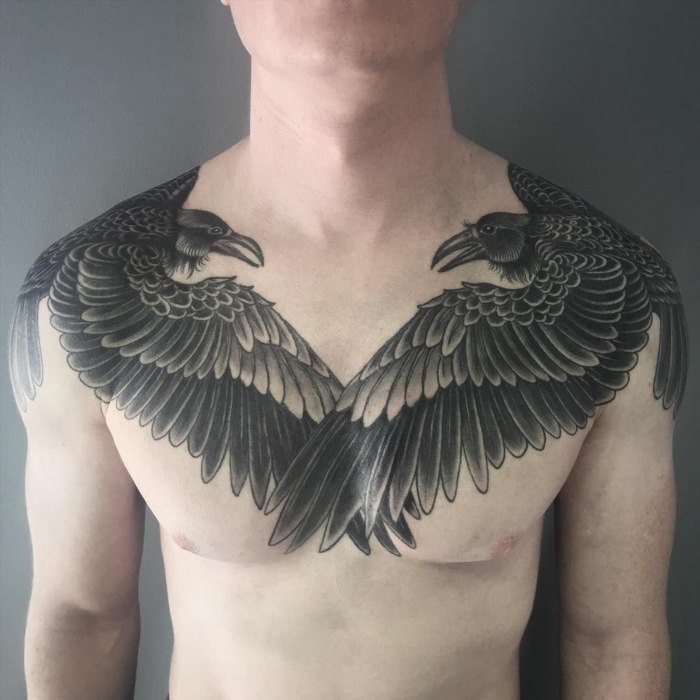 Мужские тату крылья на грудине