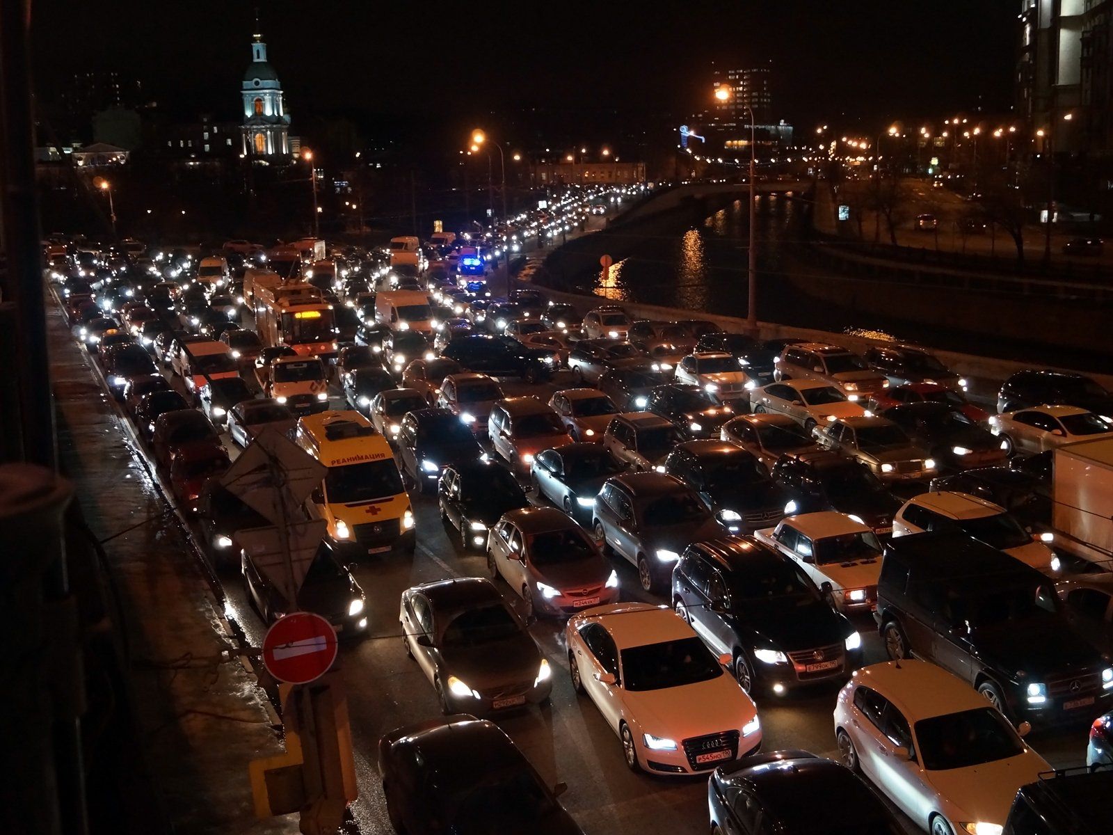 Час пик на дорогах. Пробка машин. Автомобили в пробке. Московские пробки. Много автомобилей.