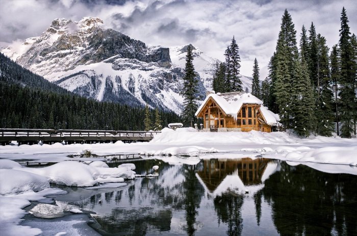 Дом в заснеженных горах