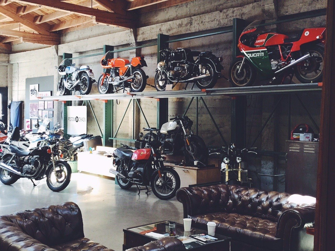 Байка сервис. Гараж для мотоцикла. Интерьер гаража для мотоцикла. Гараж мастерская для мотоцикла. Мотоцикл в интерьере.