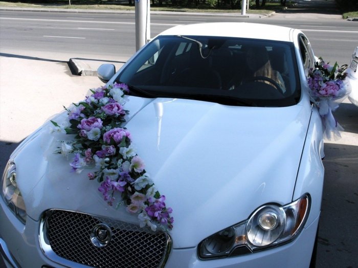 Необычное украшение свадебной машины