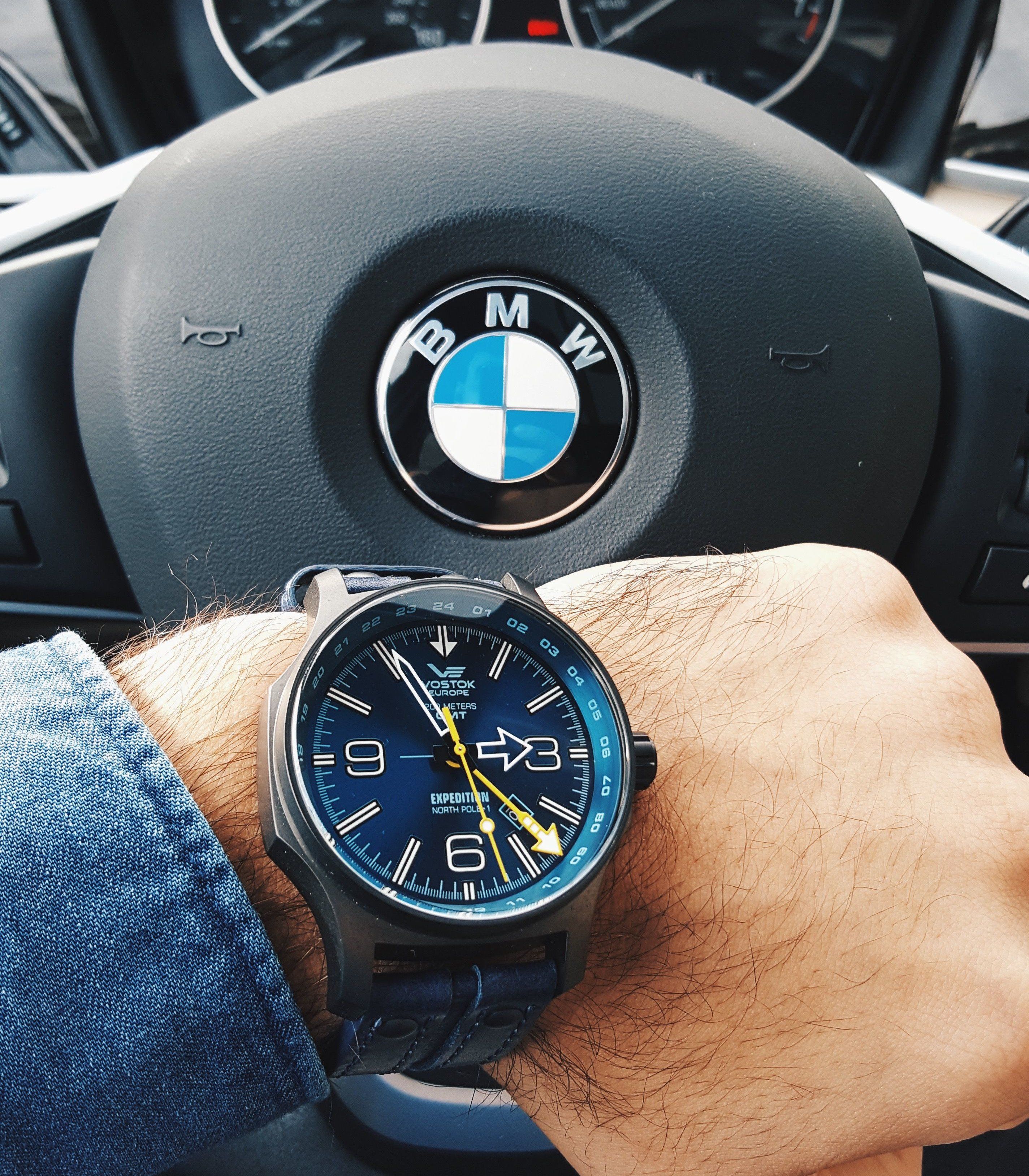 32 часа на автомобиле. Часы BMW мужские. BMW смарт часы мужские 2023. Часы BMW м3. Часы в машину.