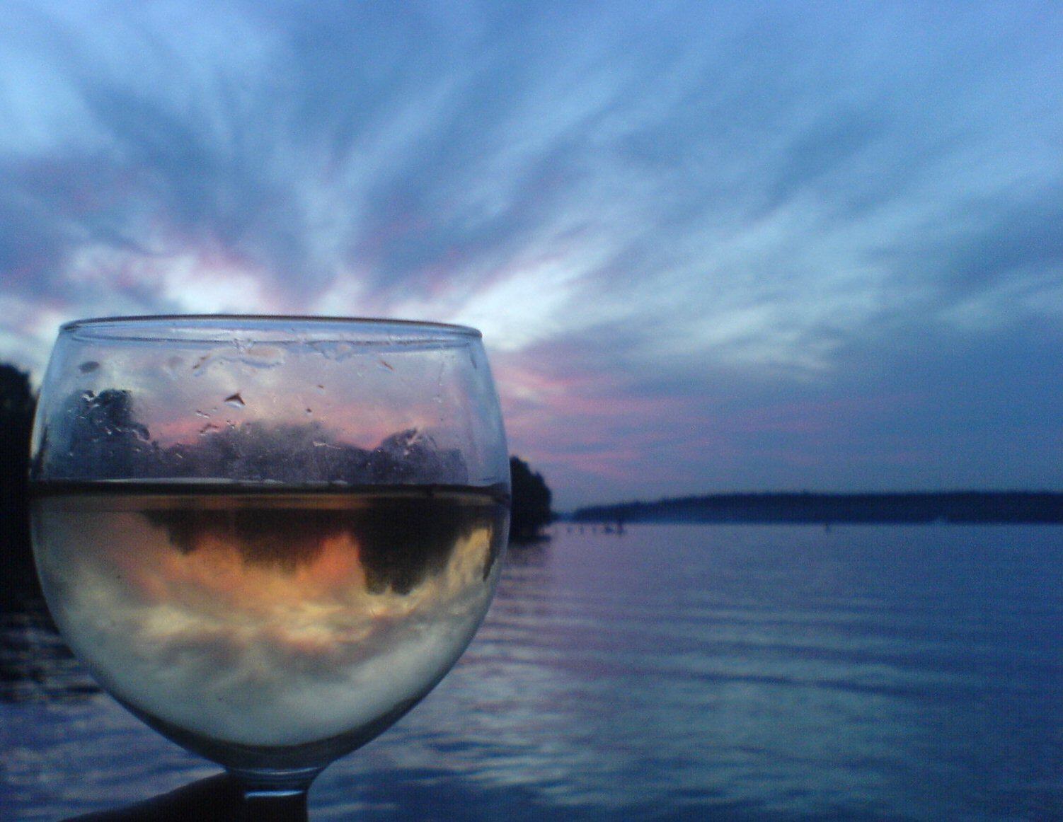 Фото бокал вина на фоне моря