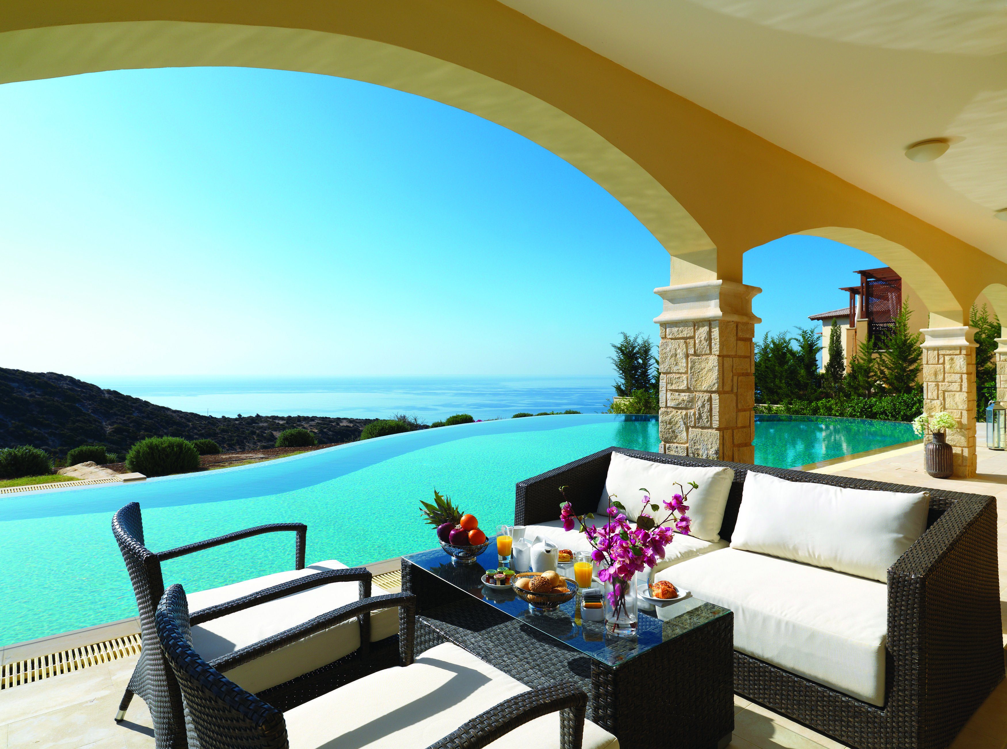 Найти игру вилла у моря. Aphrodite Hills Resort Cyprus. Вилла с видом на море. Вилла на Средиземном море. Столик с видом на море.