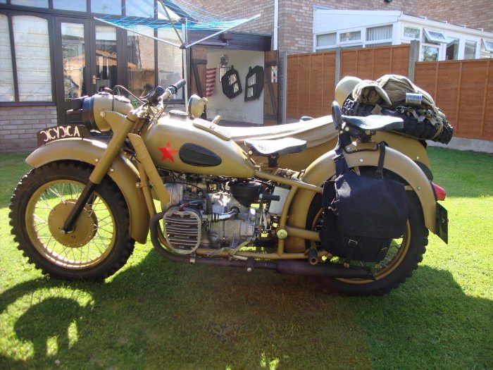 Мотоцикл Урал песочного цвета