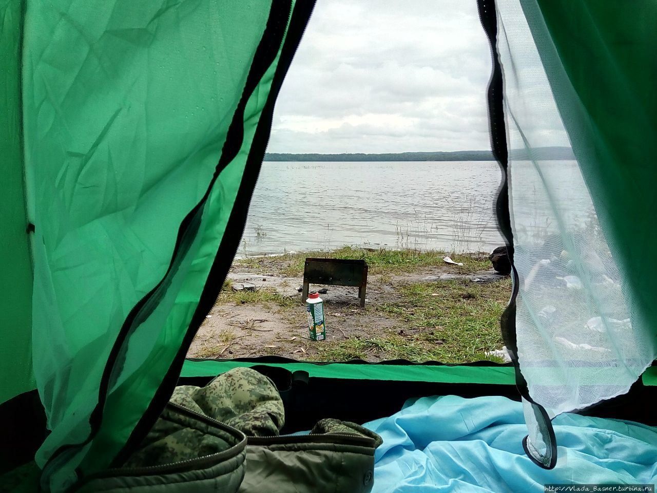 Торбеево озеро палаточный лагерь. Шатер на озере Силантьевское. Белё озеро палаточный городок. Палатка на природе.