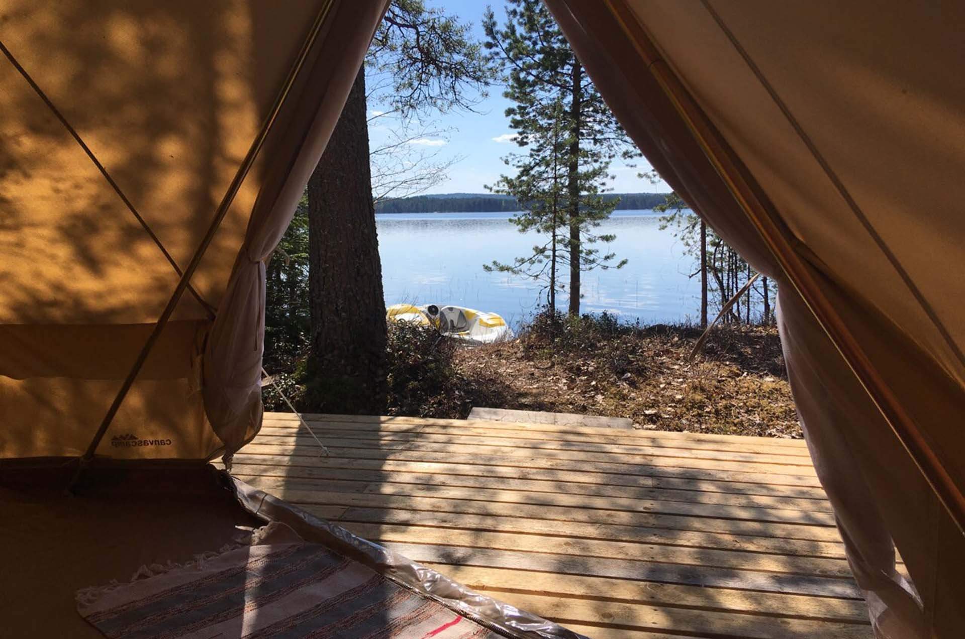 Лагерь на берегу озера