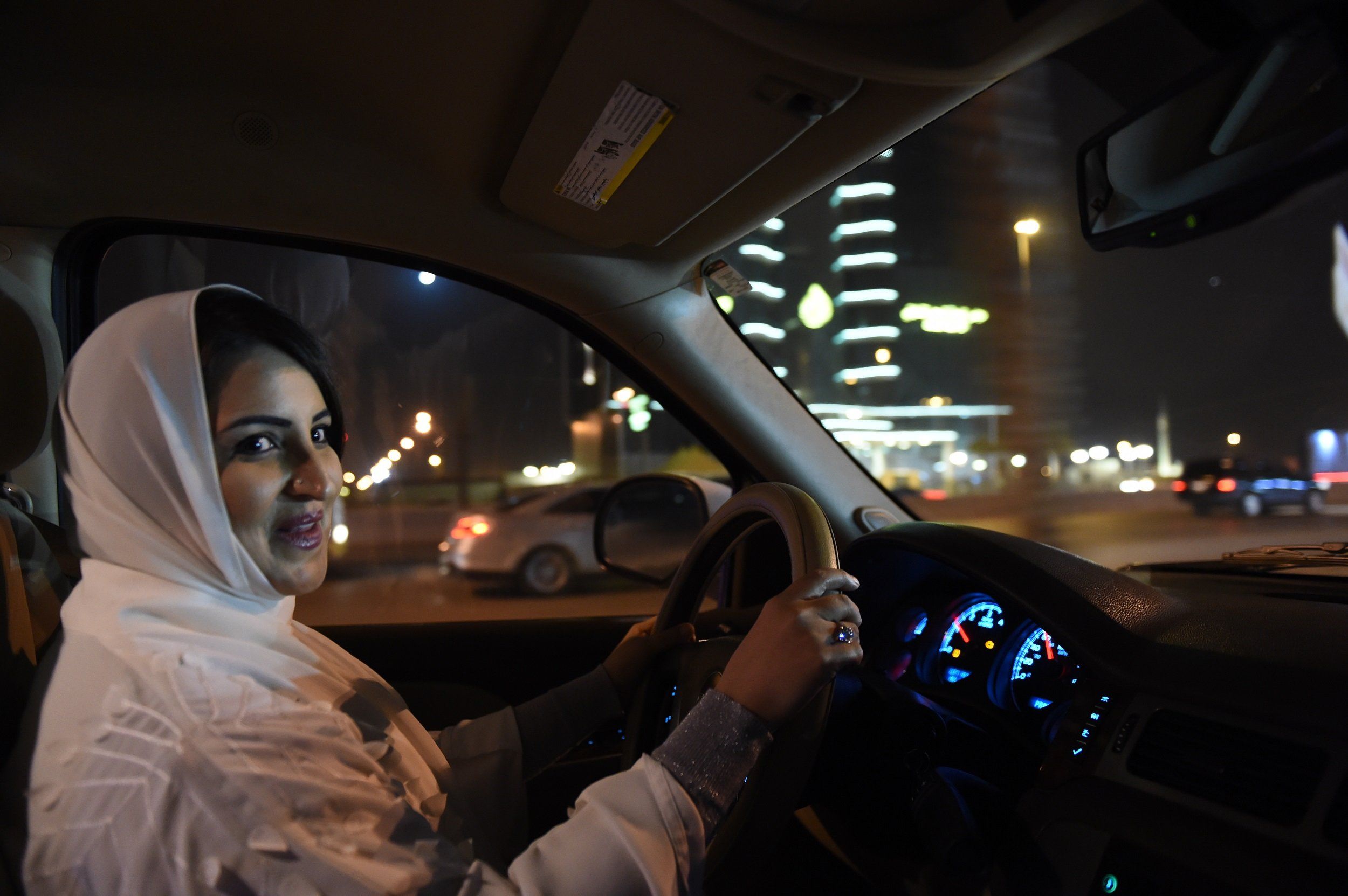 Машина мусульманина. Мусульманки в Саудовской Аравии. Такси в Саудовской Аравии. Женщина в машине в Саудовской Аравии. Саудовская Аравия женщины.