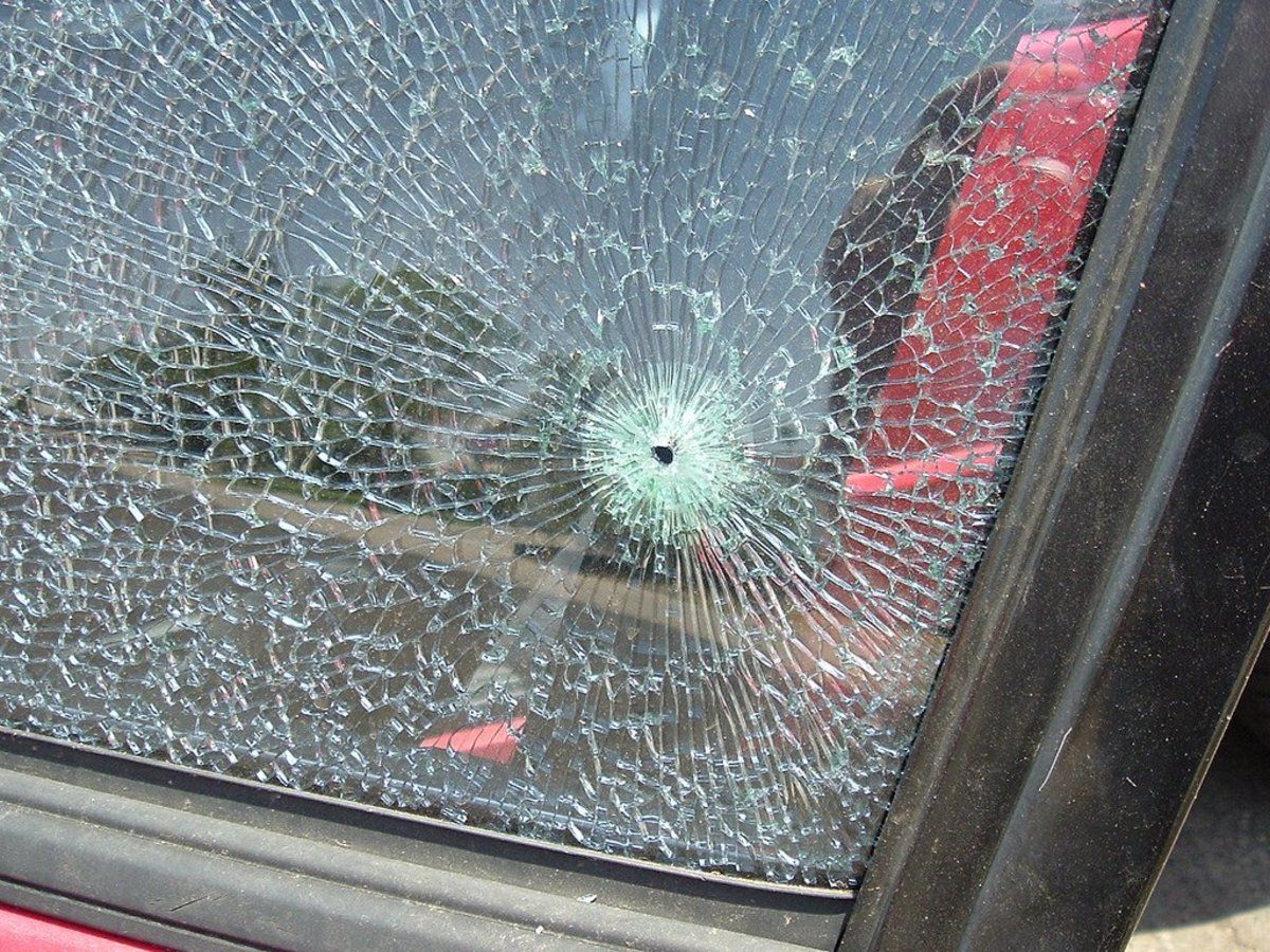 Разбиты окна машин. Разбитое стекло автомобиля. Разбитое лобовое стекло. Разбитое автомобильное стекло. Разбитые стекла в машине.
