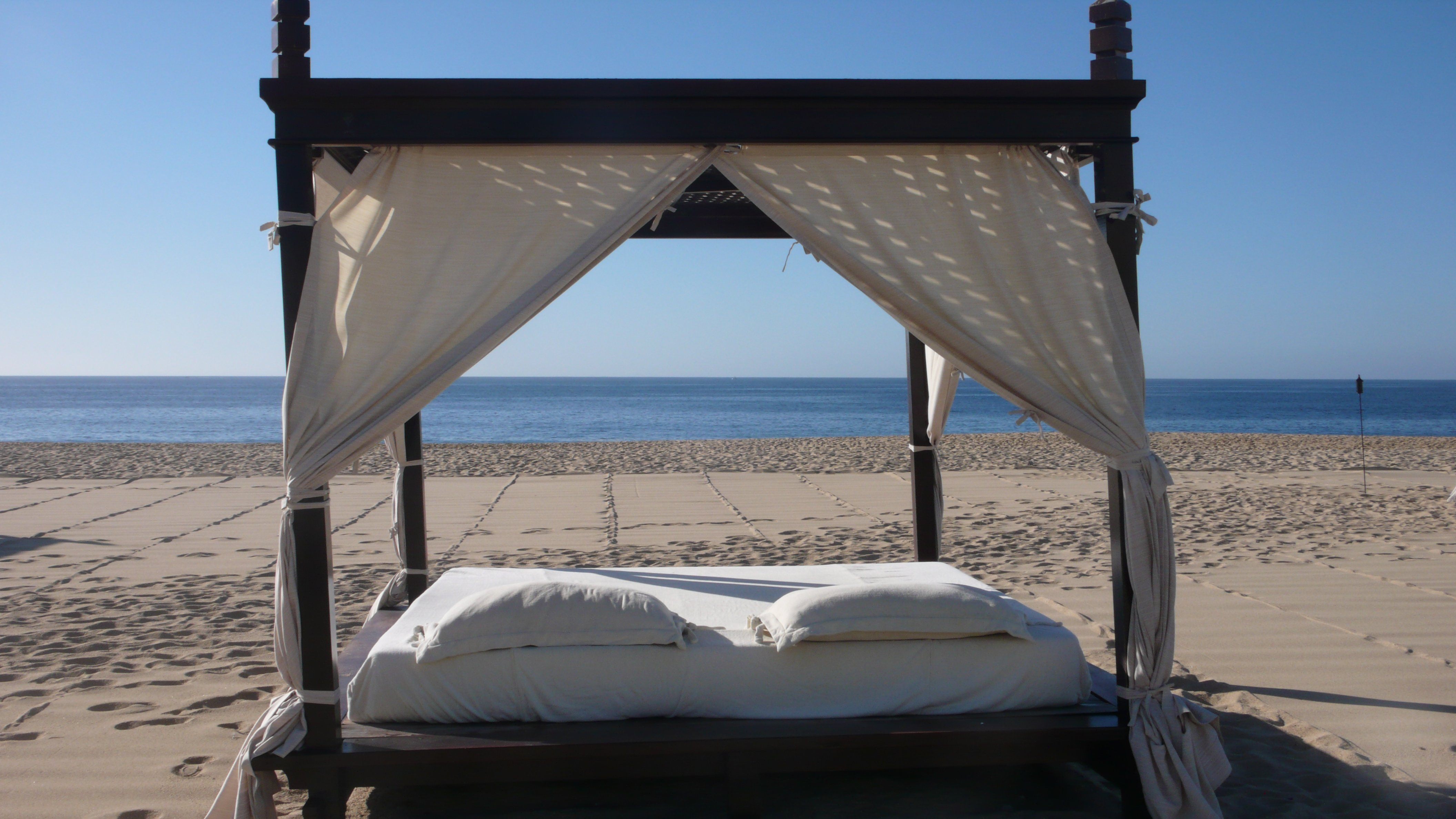 Кровать с балдахином на берегу моря
