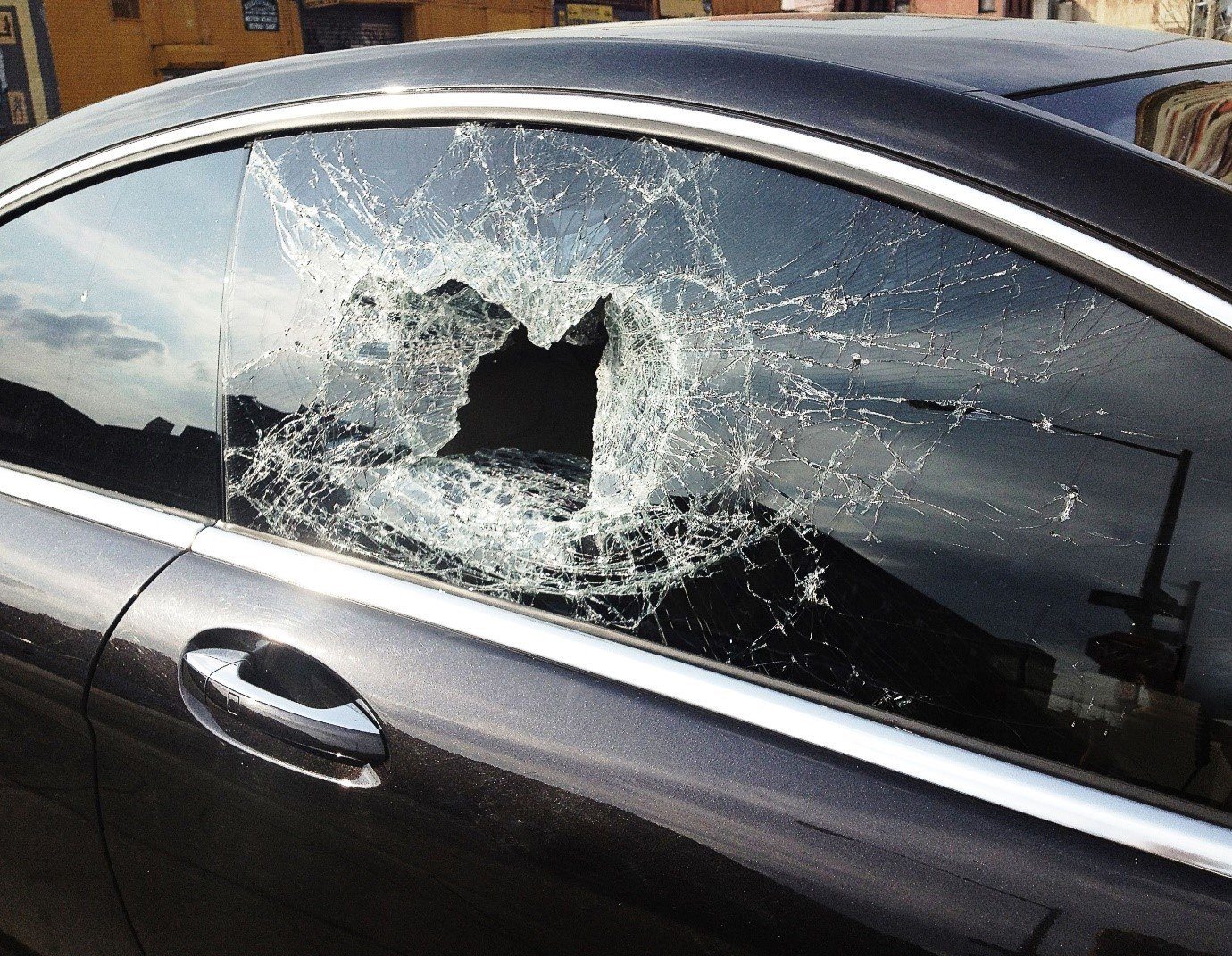 Разбиты окна машин