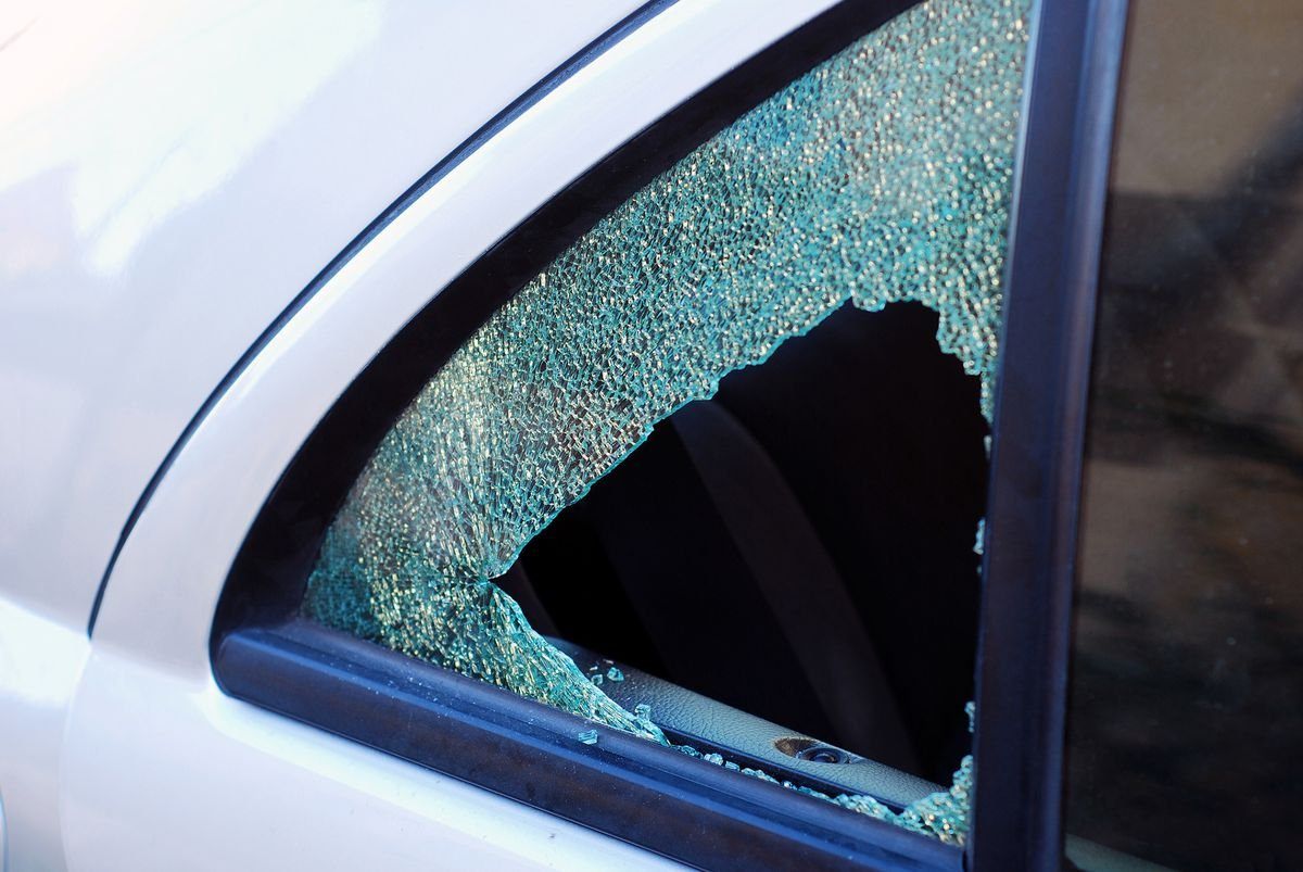 Разбиты окна машин. Разбитое стекло автомобиля. Разбить окно автомобиля. Разбитое боковое стекло. Разбитое автомобильное стекло.