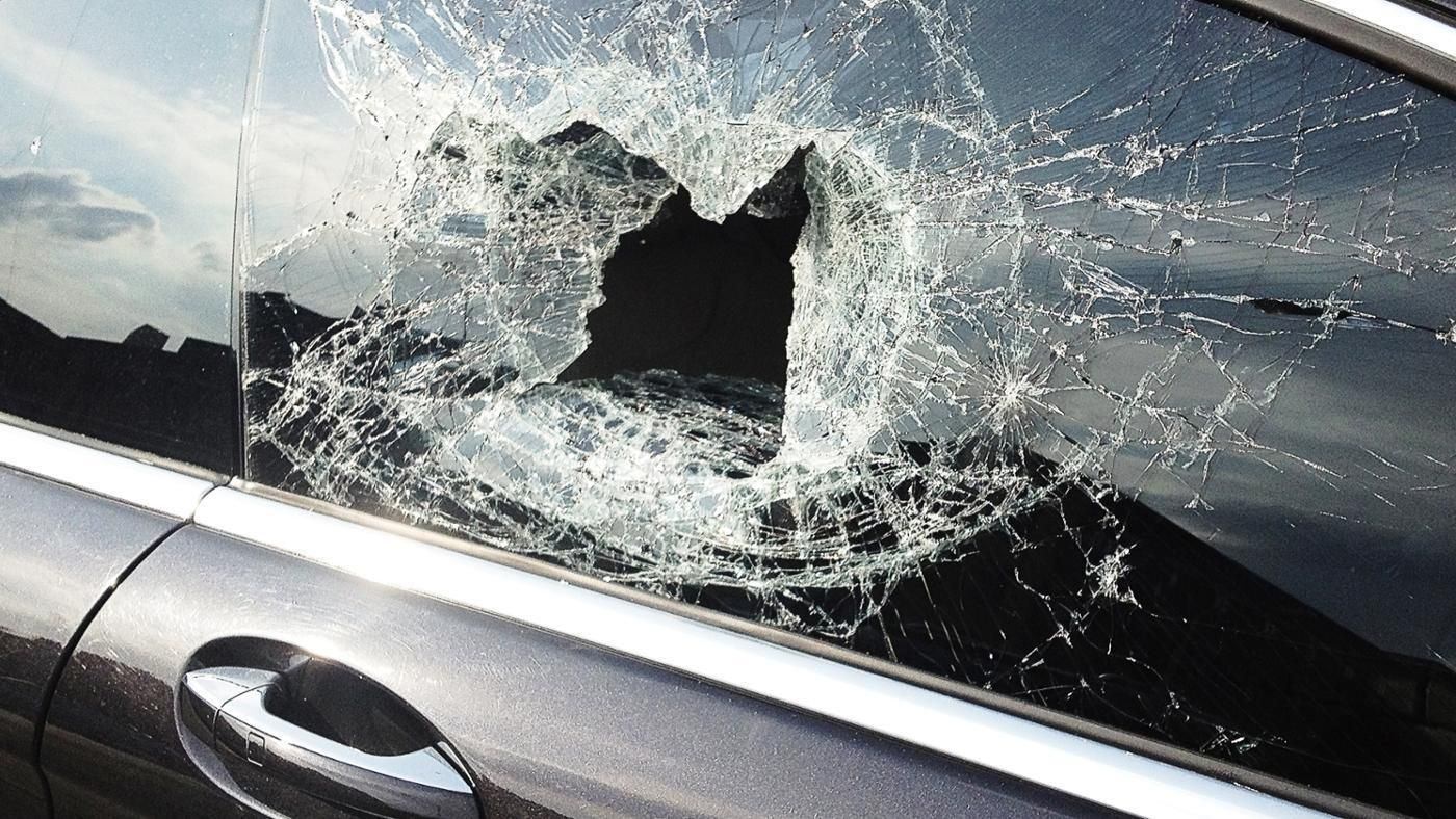 Разбил окно звук. Разбитое стекло автомобиля. Разбитое окно авто. Разбитое боковое стекло. Разбитое боковое стекло машины.