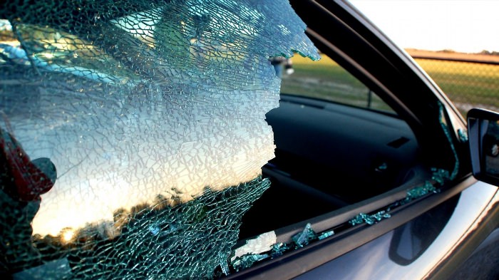 Разбитое окно машины