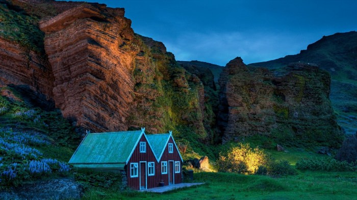 Дом в Исландии на скале