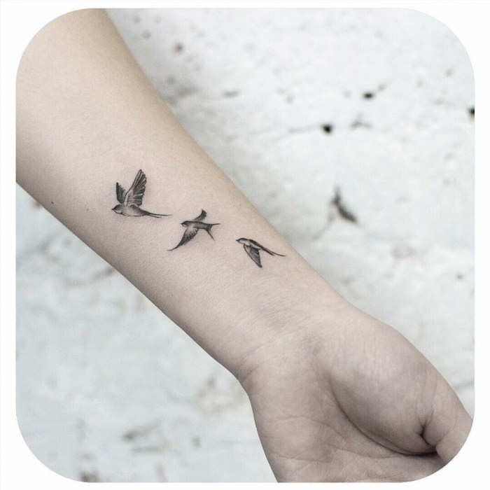 Татуировка птицы на запястье