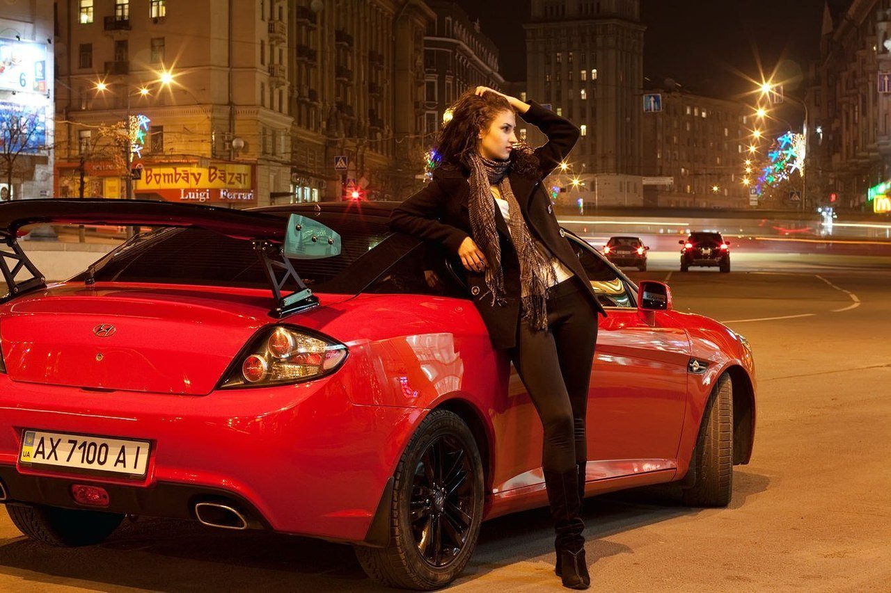 На панели красная машинка. Девушка возле красной машины. Девушка с красной тачкой. Девушка в Красном авто. Возле автомобиля.